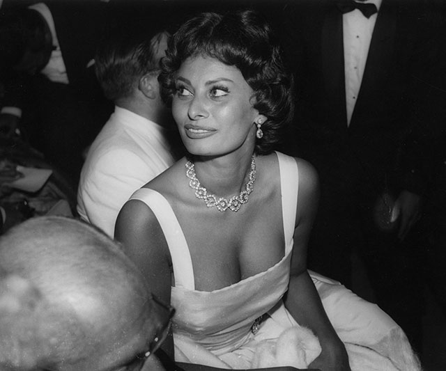 Gli anni della dolce vita Osimo foto in bianco e nero di Sofia Loren vestita elegante e sorridente