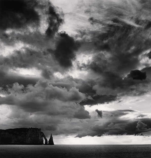 Michael Kenna Reggio Emilia foto in bianco e nero di paesaggio con cielo nuvoloso