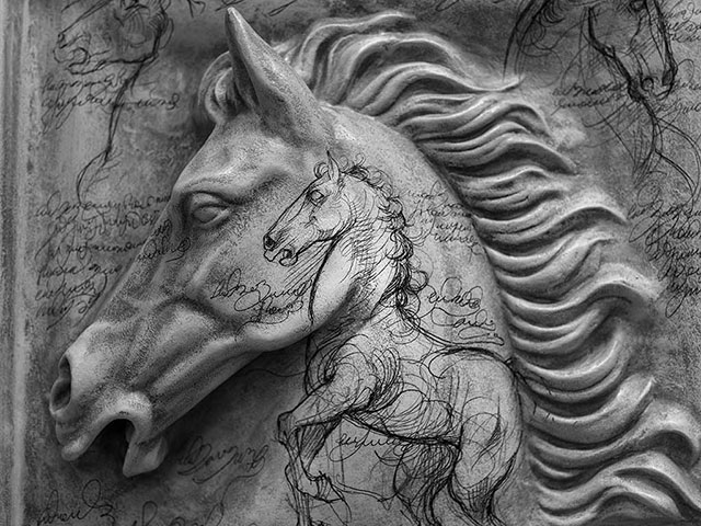 Nikos Aliagas Venezia foto in bianco e nero di testa di cavallo di marmo con sopra disegno di cavallo