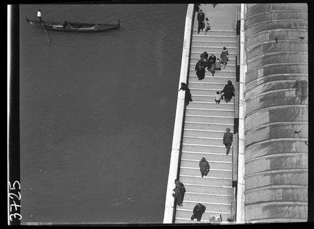 Francesco Pasinetti Venezia foto in bianco e nero vista dall'alto di gente che cammina a Venezia a bordo mare