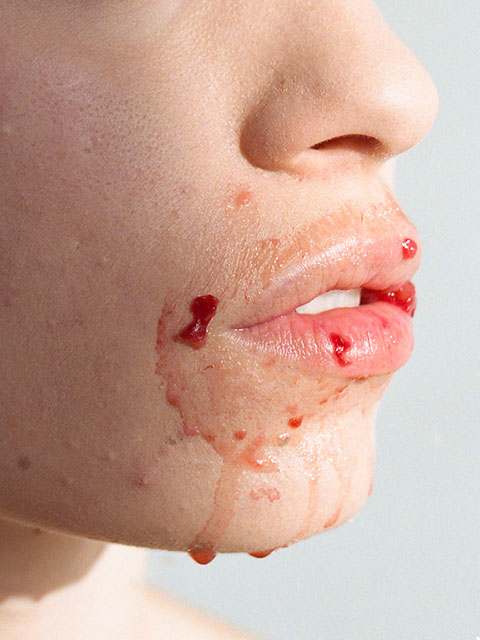 Dreamtiger Bologna foto a colori di viso di donna di profilo con bocca sporca di marmellata