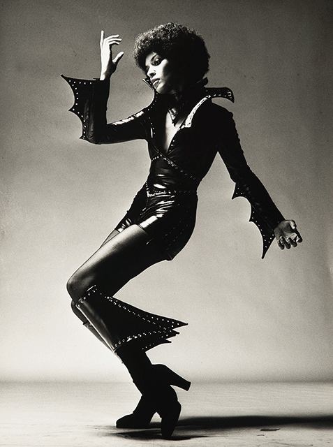 Gianni Turillazzi Milano foto in bianco e nero di modella che posa ballando