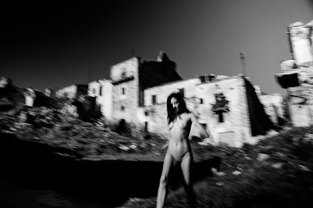 Vincenzo Pipitone Palermo foto in bianco e nero mossa di donna nuda che corre sulla terra
