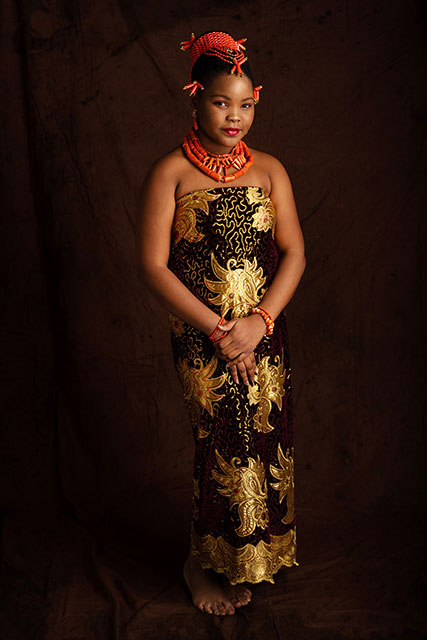 Arturo Delle Donne Parma foto a colori di ragazza in posa con gioielli e costume tipico nigeriano