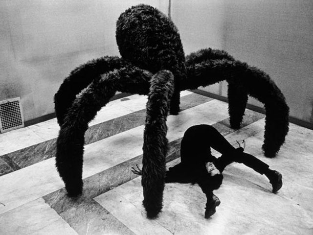 Claudio Abate Roma foto in bianco e nero di uomo sotto ragno gigante