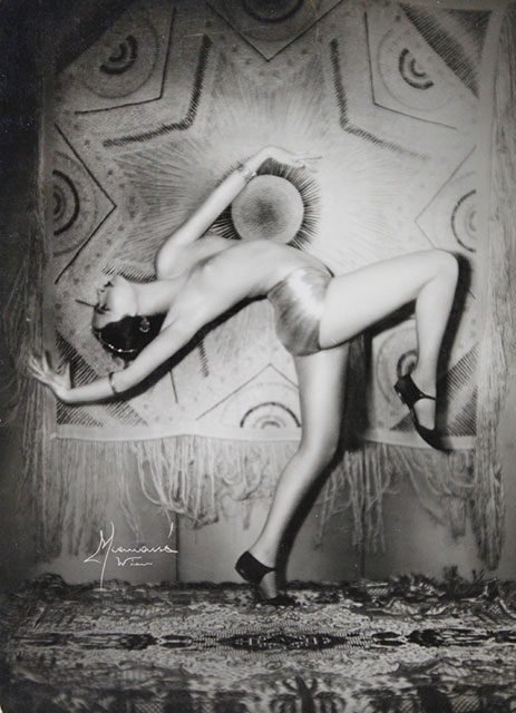 Cabaret Vienna Rovereto foto in bianco e nero di ballerina a torso nudo in posa