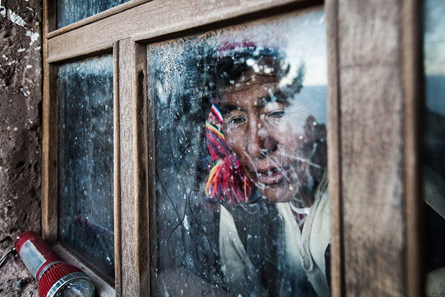 Diana Bagnoli Napoli foto a colori di uomo dietro il vetro di una finestra