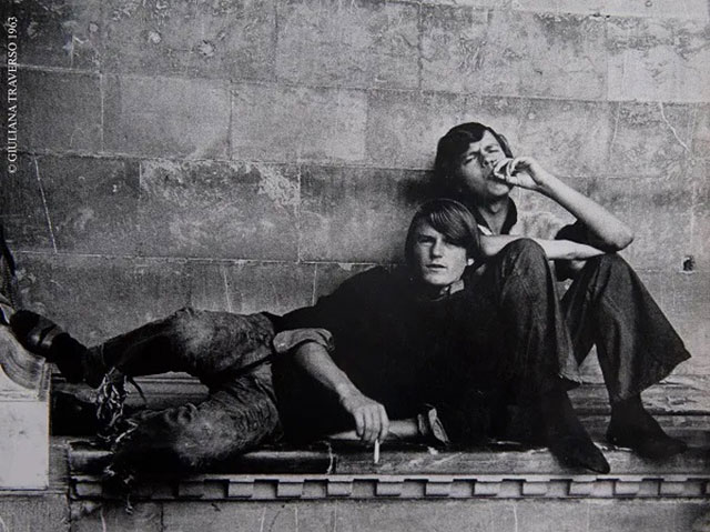 Giuliana Traverso Colorno foto in bianco e nero di due uomini che fumano seduti vicini per terra appoggiati ad un muro