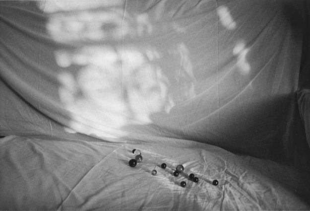 Hervé Guibert Roma foto in bianco e nero di biglie su poltrona coperta con un telo