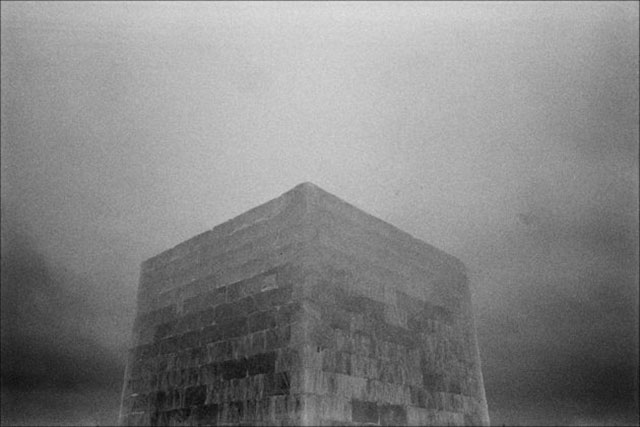 Klavdij Sluban Roma foto in bianco e nero di cubo nella nebbia
