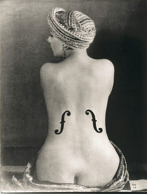 Man Ray Genova foto in bianco e nero di donna nuda di spalle con turbante e chiavi di violino disegnate sulla schiena