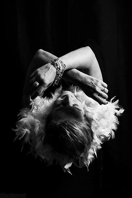 Roberta Cimadoro Venezia foto in bianco e nero di donna vista dall'alto con braccia incrociate sul petto