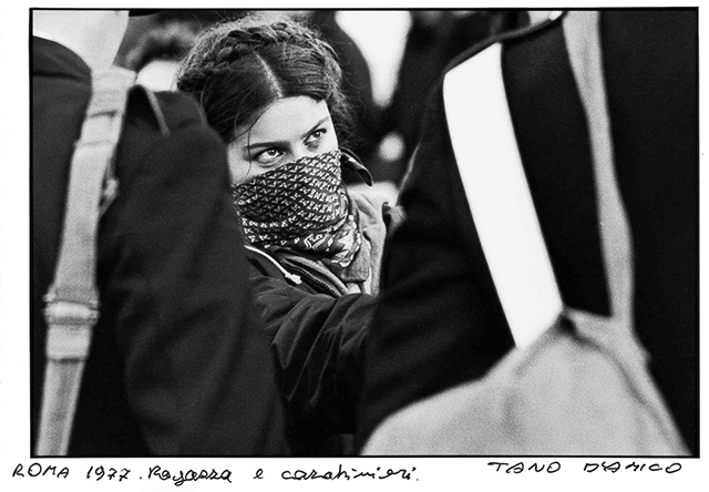 Tano D'Amico Carrara foto in bianco e nero di ragazza con bandana sul volto