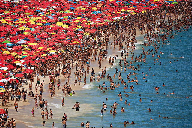 Pianeta Mare Ancona foto a colori vista dall'alto di spiaggia piena di bagnanti e ombrelloni colorati