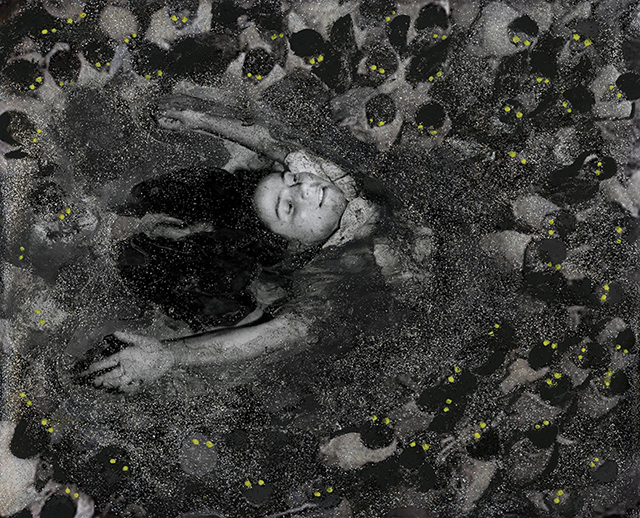 Fotografia Europea Reggio Emilia foto in bianco e nero di bambina sdraiata nell'acqua e sabbia con le braccia alzate