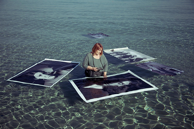 Letizia Battaglia Trani foto a colori della fotografa Letizia Battaglia che immerge 3 grandi fotografie nel mare