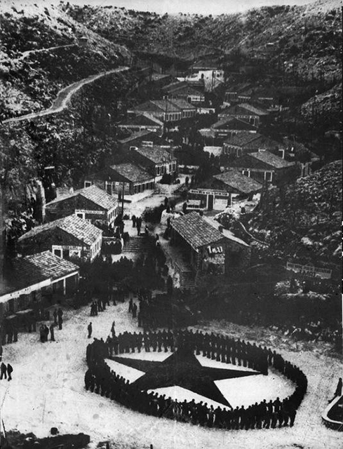 Ivo Saglietti Tarquinia foto in bianco e nero di città vista dall'alto con spiazzo con grande stella nera recintata