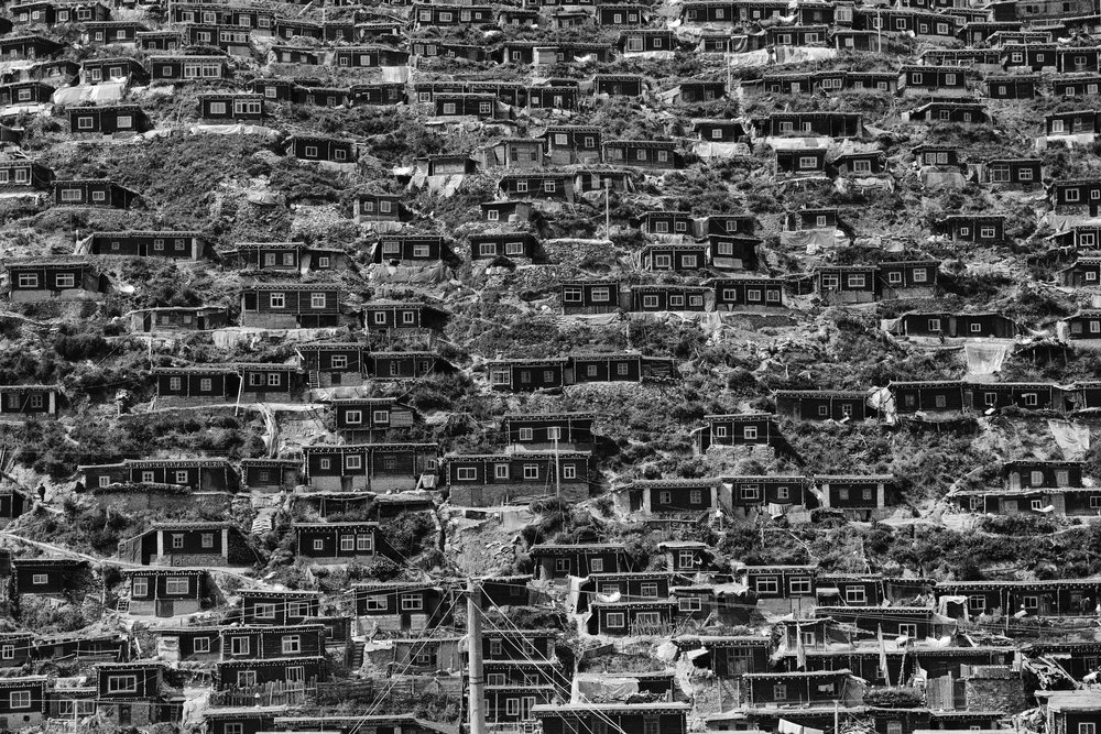 Jacques Borgetto Roma foto in bianco e nero di moltitudine di casette in Tibet su una collina