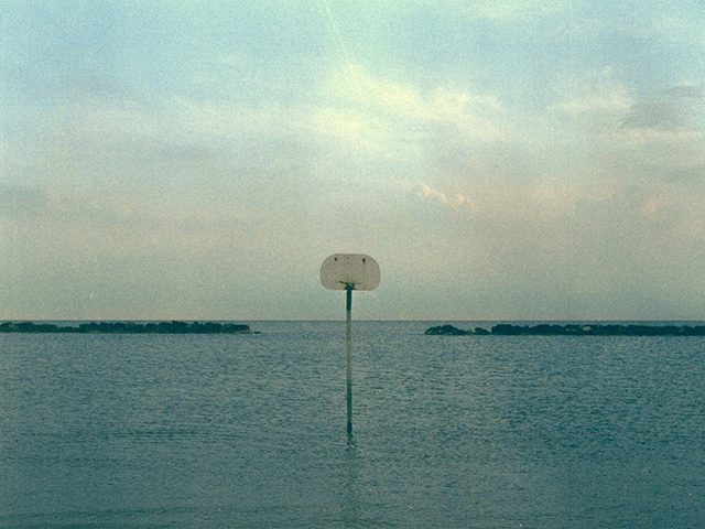 Fotografia Transfigurativa Torino foto a colori di canestro da basket in mezzo al mare