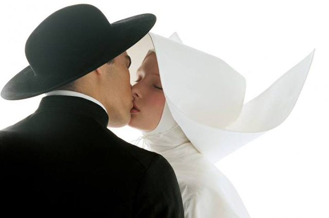 Oliviero Toscani Monopoli foto a colori di due modelli vestiti da prete e suora che si baciano