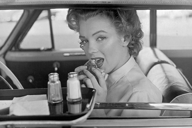 PhotoeFood Verona foto in bianco e nero di Marilyn Monroe che mangia un panino in macchina