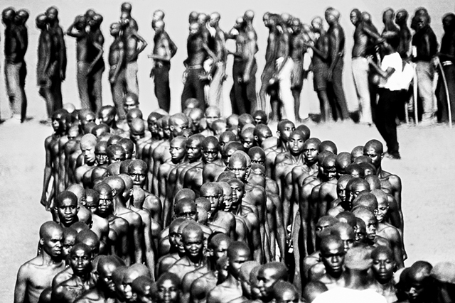 IMP Festival Padova foto in bianco e nero di gruppo di uomini pelati e a torso nudo che camminano in gruppo