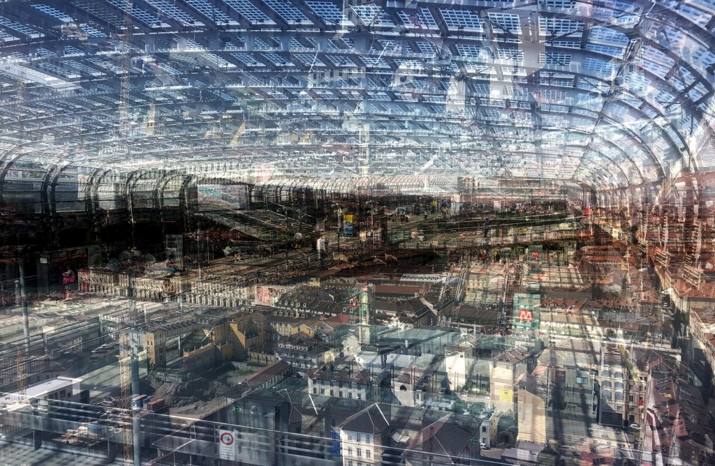 Davide Bramante Roma foto a colori formata da due immagini sovrapposte di una città e una galleria di vetro