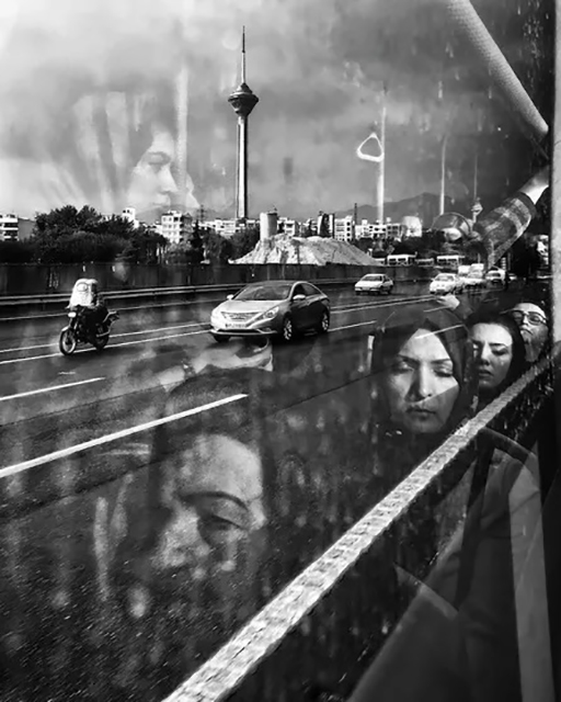 Farnaz Damnabi Milano foto in bianco e nero di persone sedute in un autobus vicino al finestrino che riflette altri volti e la strada