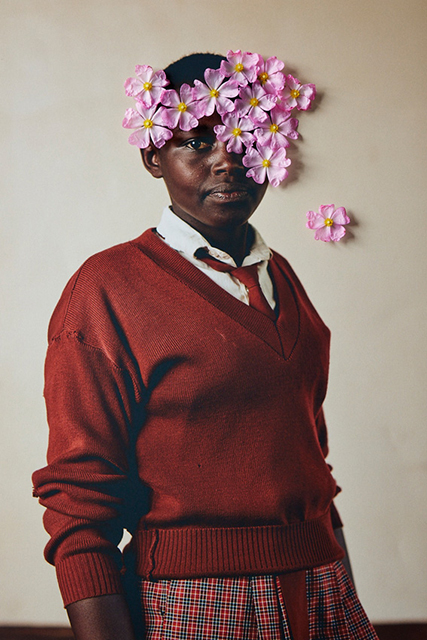 Sony world photography awards 2023 milano foto a colori di ragazza africana con fiori rosa sulla testa e sul volto