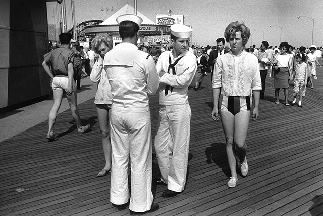 Nicola Sansone Brescia foto in bianco e nero di due marinai che guardano una ragazza passare
