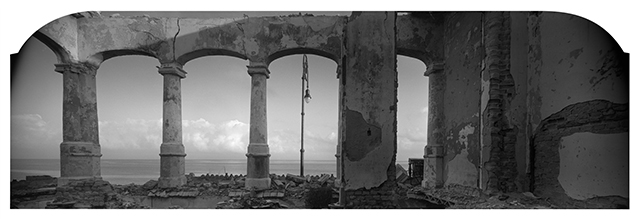 Piero Ottaviano Torino foto in bianco e nero di struttura con colonne sul mare