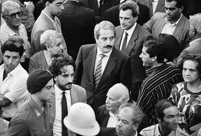 Tony Gentile Palermo foto in bianco e nero del giudice Falcone in mezzo alla folla
