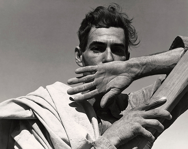 Dorothea Lange Torino foto in bianco e nero di uomo con mano davanti al viso