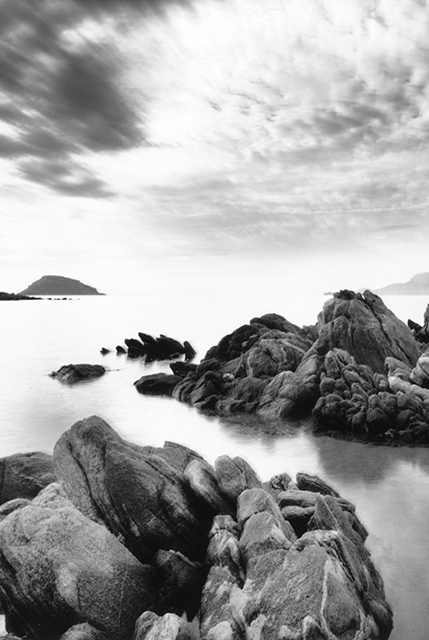 Mimmo Jodice Torino foto in bianco e nero di mare e scogli