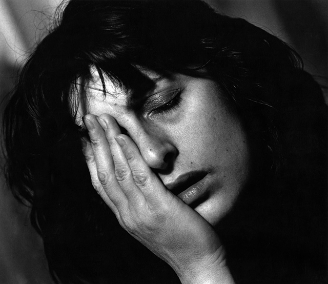 Philippe Halsman Roma ritratto di Anna Magnani in bianco e nero con occhi chiusi e mano sul viso