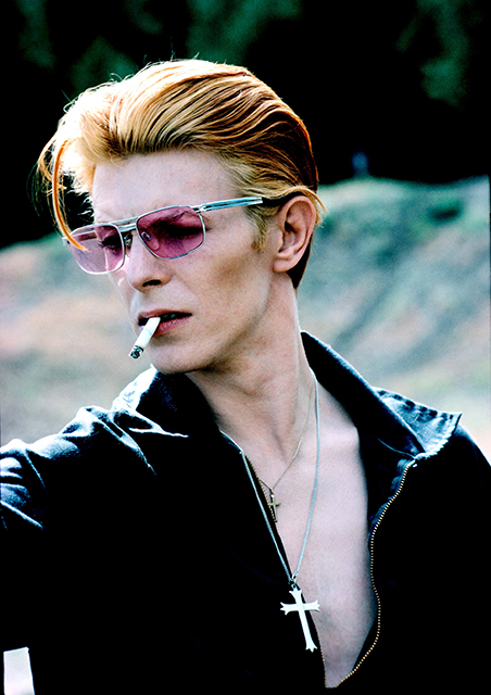 Steve Shapiro Terni foto a colori del cantante David Bowie con occhiali rosa e sigaretta in bocca