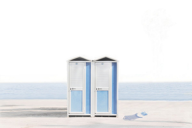 The Summer show! Milano foto a colori di due cabine azzurre sulla spiaggia