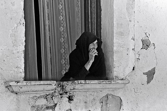 Domenico Notarangelo Roma foto in bianco e nero di anziana donna con velo nero in testa affacciata alla finestra