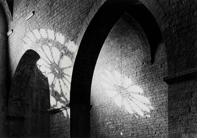 George Tatge Foligno foto in bianco e nero di interno chiesa con statua e ombra di rosone sul muro