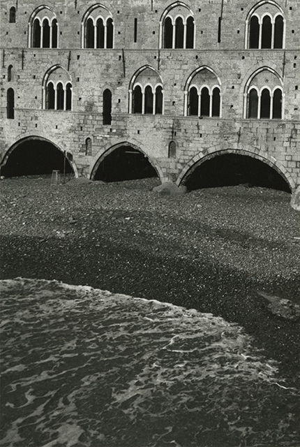 Gianni Berengo Gardin Camogli foto in bianco e nero di edificio su letto di fiume