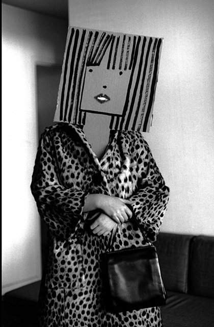 Inge Morath Cagliari foto in bianco e nero di donna con pelliccia e maschera in testa