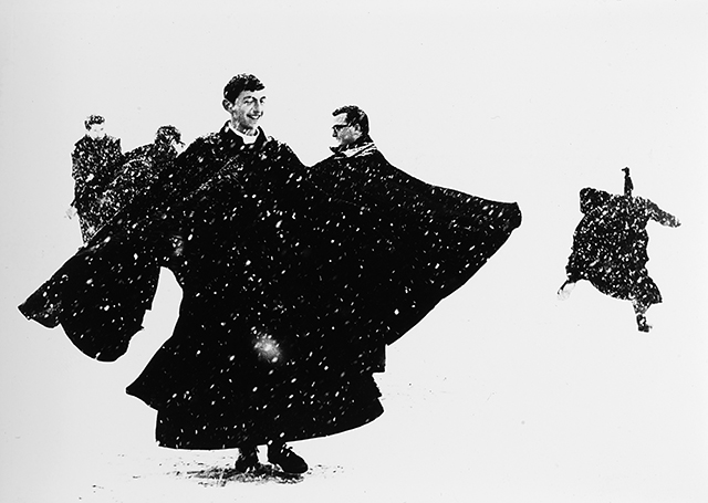Mario Giacomelli Lonato foto in bianco e nero di preti che giocano nella neve