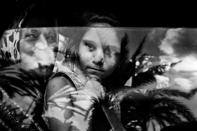 Paolo Pellegrin Venezia foto in bianco e nero di donna e bambina che guardano attraverso un vetro