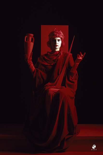 Pino Settanni Venezia foto a colori di donna vestita di rosso che interpreta una figura dei tarocchi