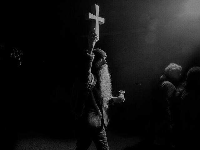 Alex Majoli Modica foto in bianco e nero di uomo che alza una croce