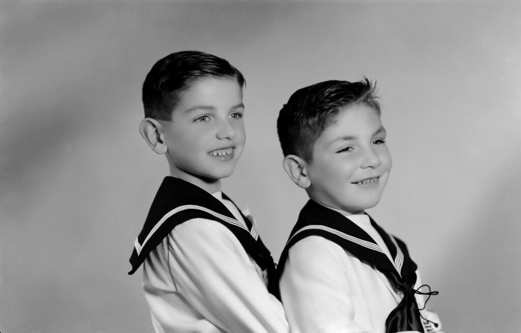 Archivio Amoretti Parma foto in bianco e nero di due bambini in posa vestiti da marinaretti