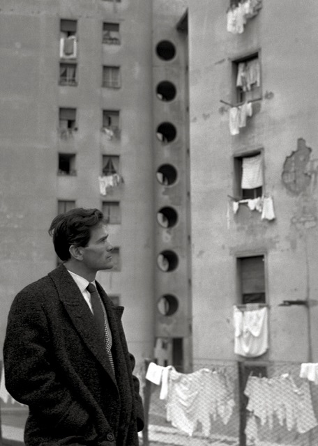 Cecilia Mangini Perugia foto in bianco e nero del regista Pier Paolo Pasolini che guarda verso dei palazzi