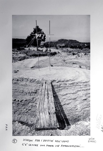 Ettore Sottsass Milano foto in bianco e nero di ponte di tavole di legno su terreno