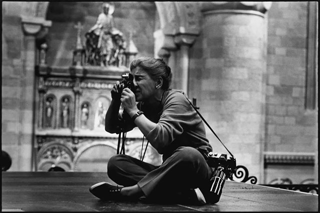 Eve Arnold Forlì foto in bianco e nero della fotografa Eve Arnold che scatta foto seduta in terra