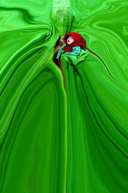 Fotoarte Taranto foto a colori di donna con burka verde e bambino in braccio